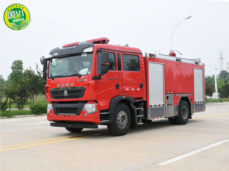 重汽豪沃8吨泡沫消防车