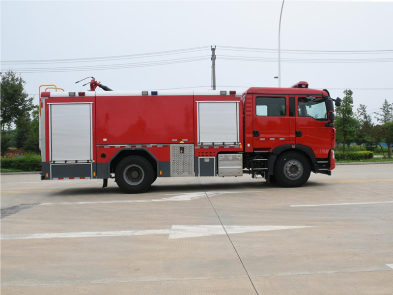重汽豪沃8吨泡沫消防车