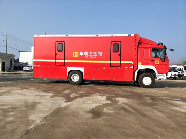 重汽豪沃单桥公厕车