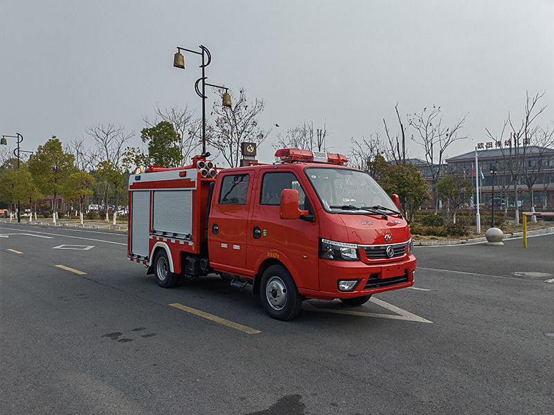 蓝牌东风途逸1吨水罐消防车