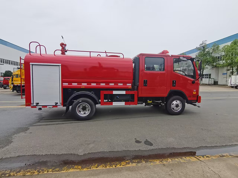 福田双排3.5吨消防洒水车