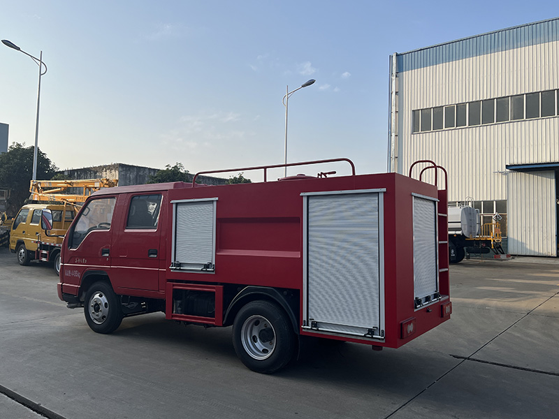 福田双排1.5吨消防洒水车