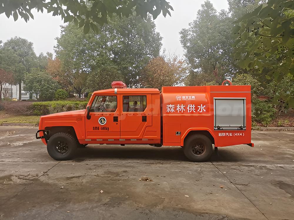 四驱1.5吨洒水供水车