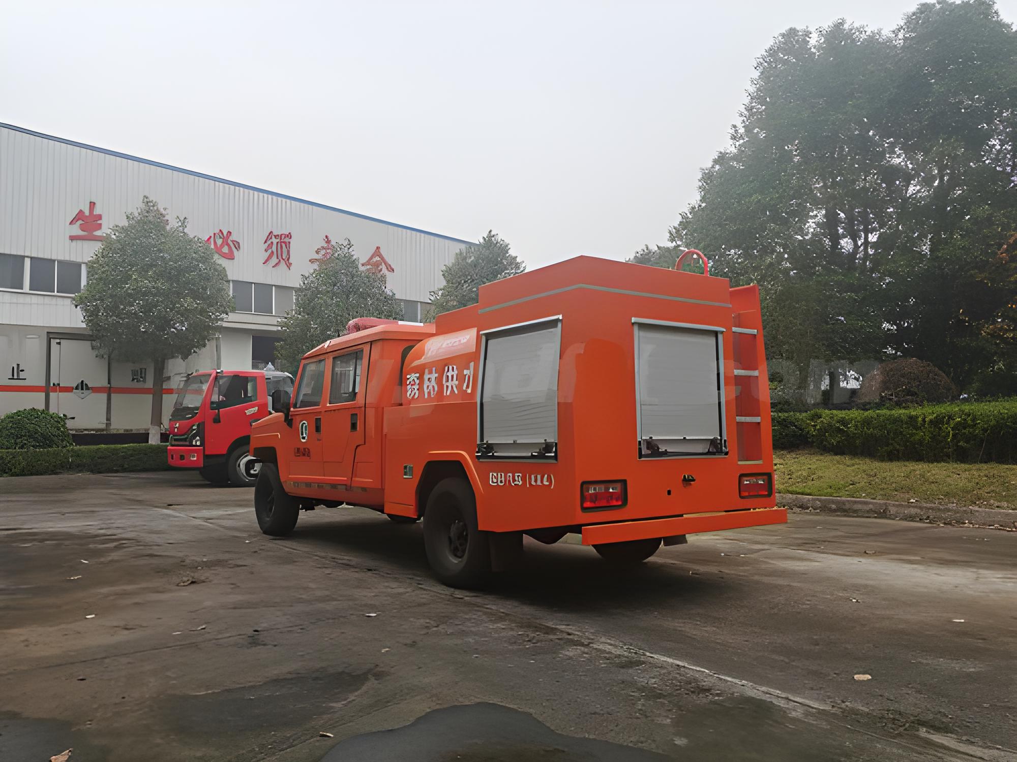 四驱1.5吨洒水供水车