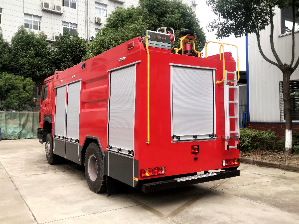 豪沃四驱5.5吨消防车