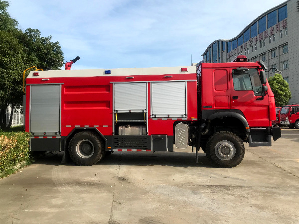 豪沃四驱5.5吨消防车