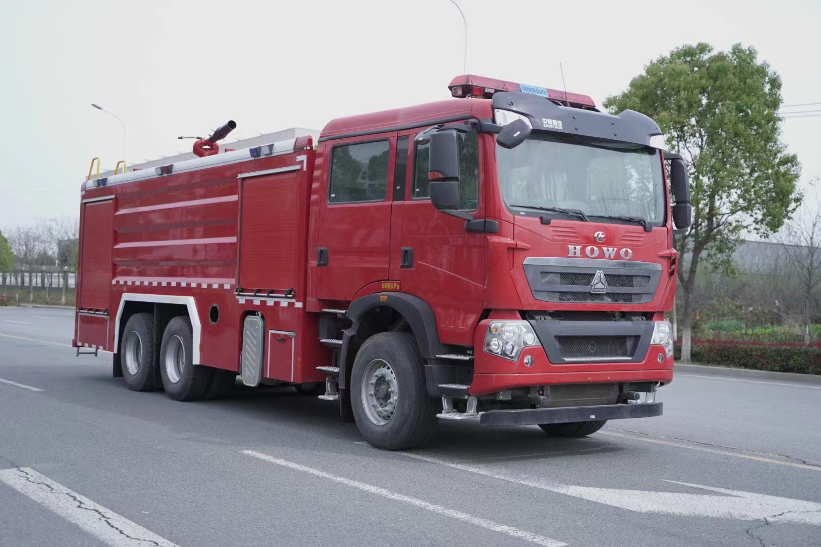 重汽后双桥18吨水罐消防车
