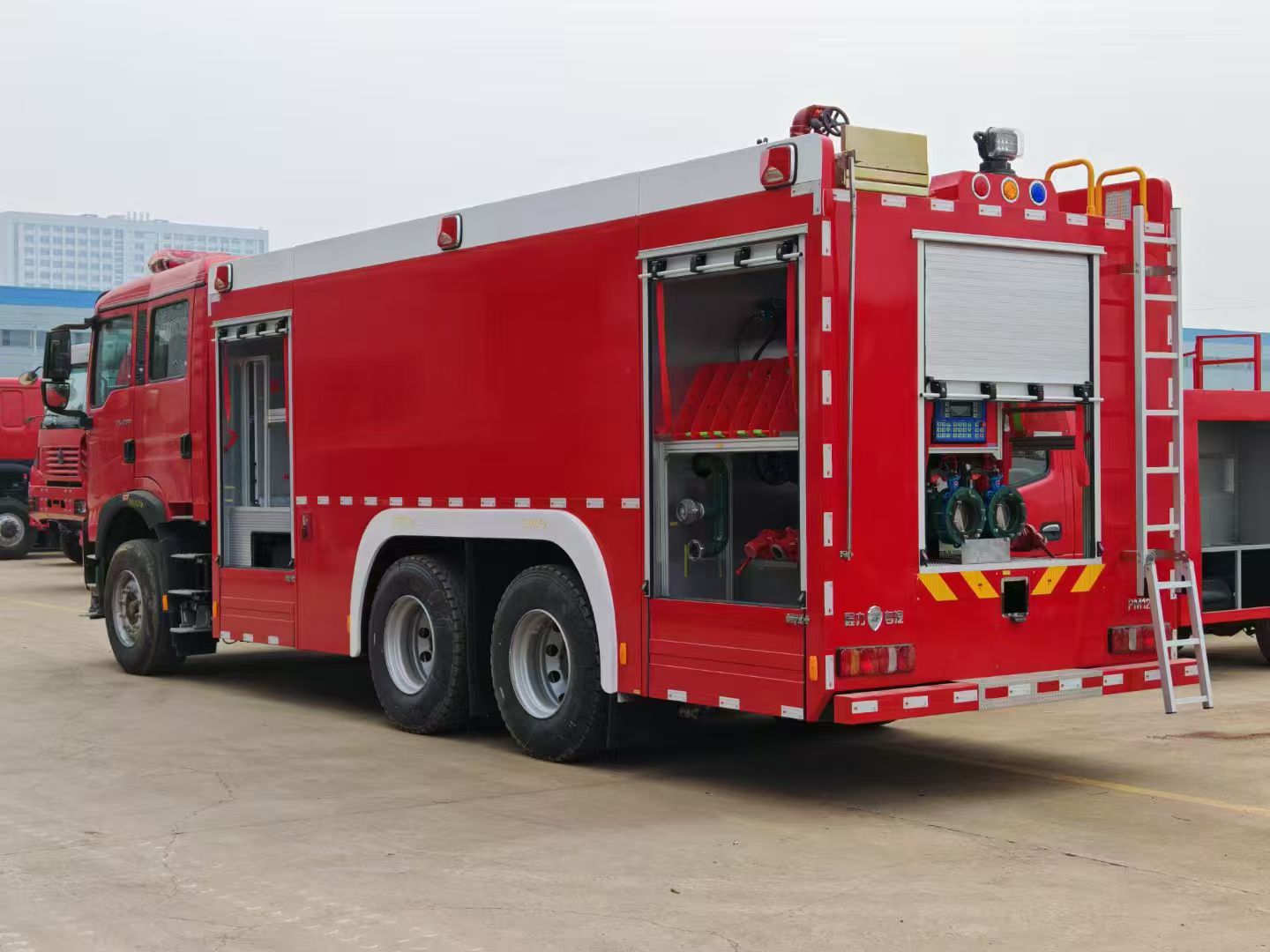 重汽后双桥18吨水罐消防车