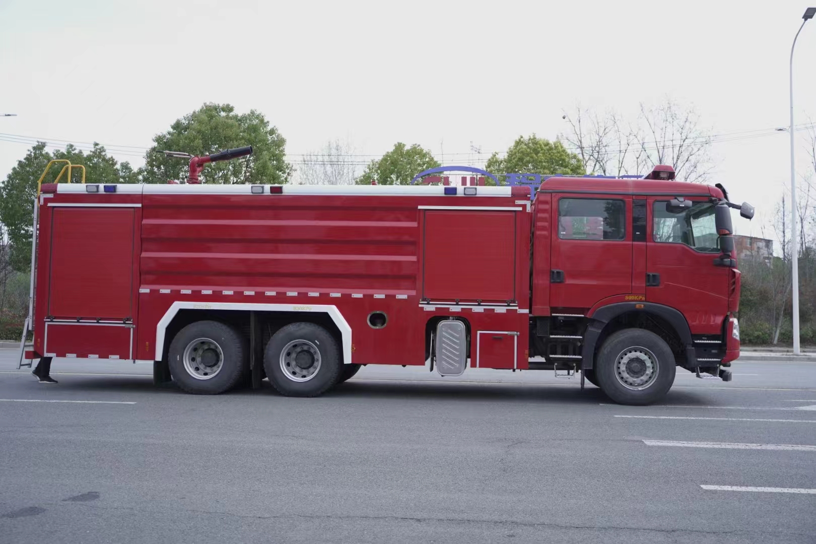 重汽豪沃18吨泡沫消防车