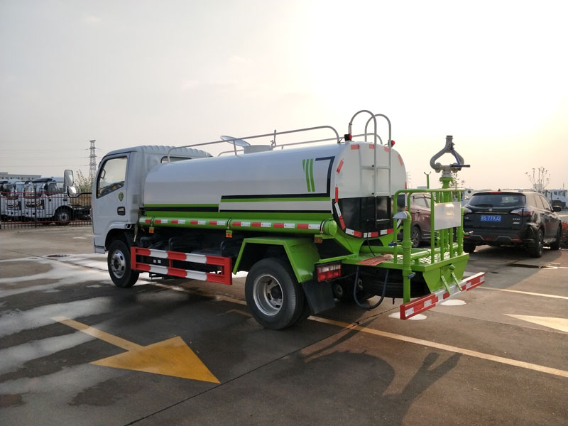 5方东风洒水车