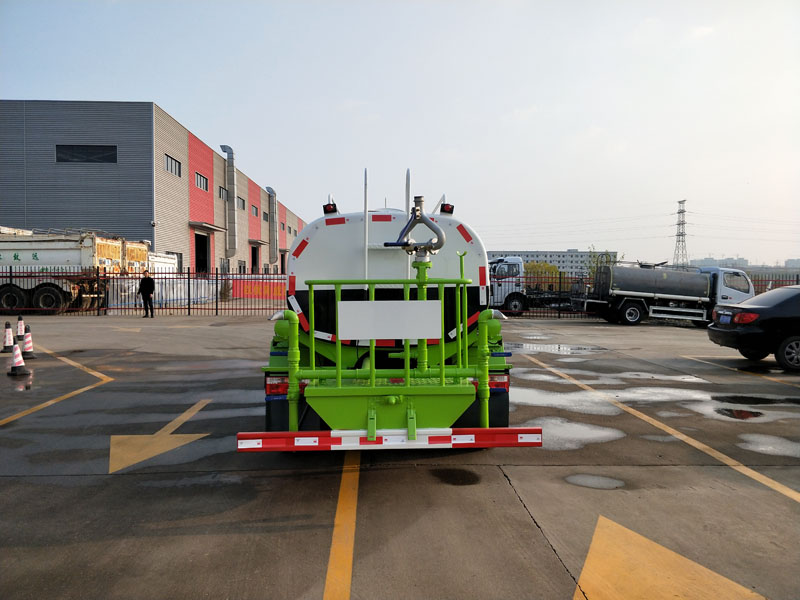 5方东风洒水车