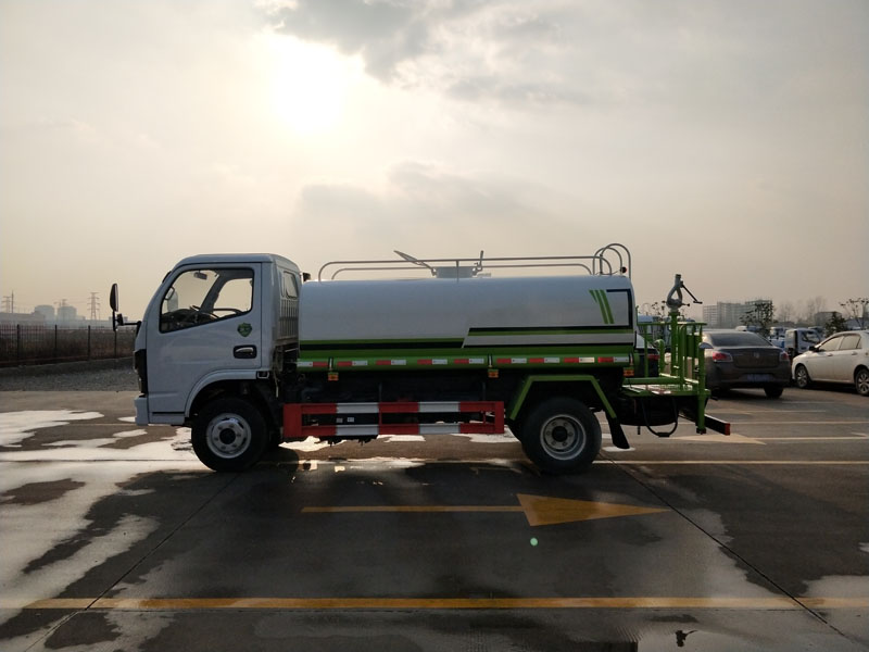 5方东风洒水车