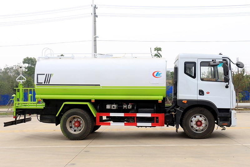 东风D9 12-14吨洒水车