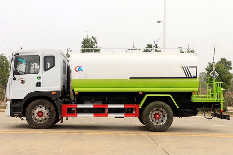 东风D9 12-14吨洒水车