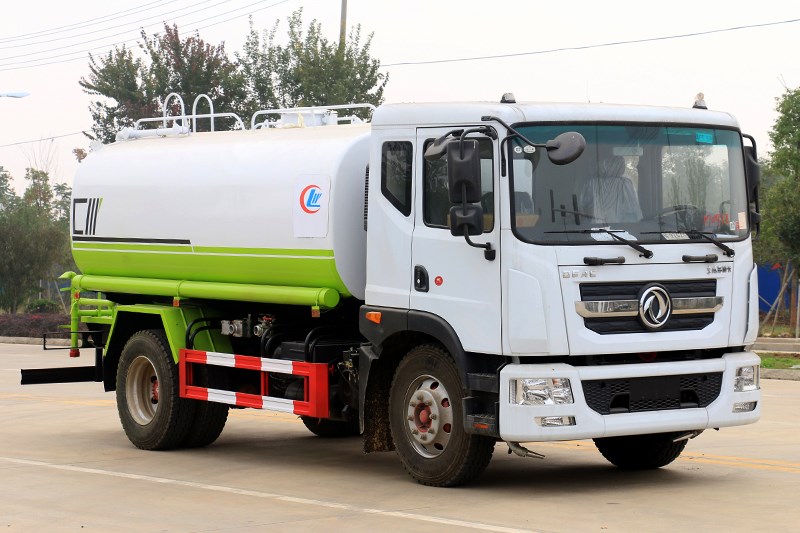 东风D9 12-14吨洒水车