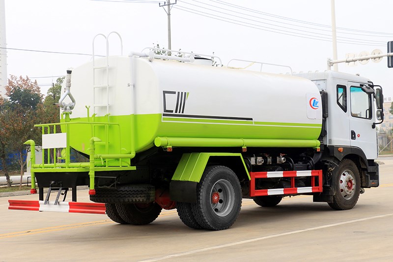 东风D9 12-14吨洒水车